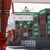 Container hàng hóa được xếp tại cảng ở Tokyo, Nhật Bản. (Ảnh: Kyodo/TTXVN)
