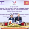 Bộ trưởng Bộ KH&CN Việt Nam Huỳnh Thành Đạt và Bộ trưởng Bộ Kinh tế và Công nghiệp Israel Nir Barkat ký kết Biên bản Kỳ họp lần 3 của Uỷ ban liên Chính phủ Việt Nam - Israel. (Ảnh: VGP)