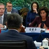 Bộ trưởng Thương mại Mỹ Gina Raimondo và Đại sứMỹ tại Trung Quốc Nick Burns gặp Bộ trưởng Thương mại Trung Quốc Vương Văn Đào ở Bắc Kinh ngày 28/8. (Nguồn: AFP/Getty Images)
