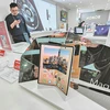 Điện thoại thông minh có thể gập lại đầu tiên của Honor Magic V được trưng bày tại một cửa hàng ở Thượng Hải. (Ảnh: China Daily)