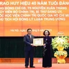 Trao Huy hiệu 40 năm tuổi Đảng tặng Giáo sư-Tiến sỹ Nguyễn Xuân Thắng