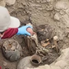 Một nhà khảo cổ học làm việc tại địa điểm khai quật xác ướp 1.000 năm tuổi ở Lima, Peru ngày 6/9/2023. (Nguồn: Reuters)