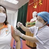 Tiêm vaccine phòng COVID-19 cho người dân tại Hà Nội. (Ảnh: Minh Quyết/TTXVN)