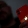 Apple cập nhật phiên bản mới cho mẫu điện thoại iPhone 12 tại Pháp