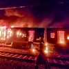 Hiện trường vụ cháy tàu hỏa chở khách ở Ấn Độ. (Ảnh: PTI)