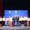 Trao quà và kỷ niệm chương tặng các thầy, cô giáo. (Ảnh: Hội Liên hiệp Thanh niên Việt Nam)