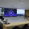 Các cán bộ của Trung tâm Điều hành thông minh (IOC) tỉnh Tiền Giang đang xử lý dữ liệu trên hệ thống. (Ảnh: Lâm Nguyên/TTXVN)