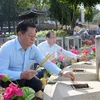 Trưởng Ban Tuyên giáo Trung ương Nguyễn Trọng Nghĩa dâng hương tưởng niệm các Anh hùng Liệt sỹ tại Nghĩa trang Liệt sĩ Đồi 82. (Ảnh: Minh Ph/TTXVN)