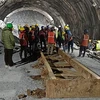 Hoạt động cứu hộ được triển khai tại hiện trường vụ sập đường hầm ở bang Uttarakhand, miền Bắc Ấn Độ ngày 13/11/2023. (Ảnh: AFP/TTXVN)