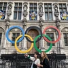 Biểu tượng Olympic tại Paris, Pháp. (Ảnh: AFP/TTXVN)