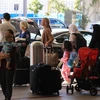 Người dân làm thủ tục tại sân bay ở Los Angeles, Mỹ, trong kỳ nghỉ Lễ Tạ ơn, ngày 21/11/2023. (Ảnh: AFP/TTXVN)