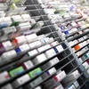 Các loại thuốc được bày bán tại hiệu thuốc ở Paris, Pháp. (Ảnh: AFP/TTXVN)