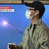 Truyền hình Hàn Quốc đưa tin về vụ phóng thử tên lửa đạn đạo của Triều Tiên, tại Seoul ngày 14/3/2023. (Ảnh: AFP/TTXVN)