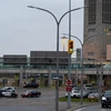 Cảnh sát Canada được triển khai tại khu vực gần Cầu Rainbow ở Niagara Falls, Ontario, giáp giới Mỹ sau vụ nổ xe ngày 22/11/2023. (Ảnh: AFP/TTXVN)
