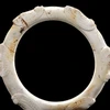 Một chiếc vòng tay ngọc bích mới được khai quật từ Khu di sản Lương Chử ở tỉnh Chiết Giang. (Ảnh: China Daily)