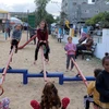 Các em nhỏ vui đùa tại sân chơi ở Rafah, Dải Gaza, ngày 27/11/2023. (Ảnh: THX/TTXVN)