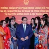 Thủ tướng Phạm Minh Chính và Phu nhân với cộng đồng người Việt Nam tại UAE. (Ảnh: Dương Giang/TTXVN)