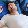 Ngủ ngáy to là một trong những dấu hiệu của chứng ngưng thở khi ngủ do tắc nghẽn. (Ảnh: iStock)