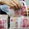 Đồng tiền mệnh giá 100 nhân dân tệ của Trung Quốc. (Ảnh: AFP/TTXVN)