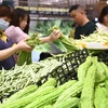 Người tiêu dùng chọn mua hàng tại siêu thị ở Hồ Nam, Trung Quốc. (Ảnh: THX/TTXVN)