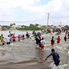 Người dân sơ tán khỏi vùng ngập lụt tại Hiran, Somalia ngày 15/11/2023. (Ảnh: AA/TTXVN)
