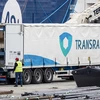 Công nhân làm việc bên một chiếc xe tải chở các trụ uranium của Nga tại cảng Dunkirk, miền bắc nước Pháp ngày 20/3/2023. (Ảnh: AFP)