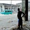 Một chiếc ôtô lội qua con phố ngập nước trong cơn mưa dữ dội ở La Habana. (Nguồn: AFP/Getty Images)