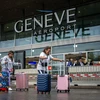 Hành khách tới Sân bay Quốc tế Geneva ở Thuỵ Sĩ ngày 30/6/2023. (Ảnh: AFP/TTXVN)