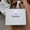 Fashion blogger Maria Rosaria Rizzo mang túi giấy Chanel trên đường phố Paris, Pháp như một phụ kiện thời trang hồi tháng 2/2023. (Ảnh: Getty Images)