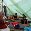 Người dân Palestine trú tại khu lều tạm ở Khan Younis, Dải Gaza, ngày 13/12/2023. (Ảnh: THX/TTXVN)