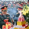 Các đại biểu dâng hương tưởng niệm các liệt sỹ quân tình nguyện Việt Nam hy sinh tại Lào. (Ảnh: Trung Kiên/TTXVN)
