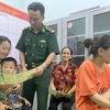 Lực lượng biên phòng huyện Bình Liêu tuyên truyền, phát tài liệu về phòng, chống mua bán người và hỗ trợ nạn nhân cho nhân dân các thôn, bản vùng sâu, vùng xa. (Ảnh: Báo Quảng Ninh)