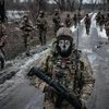 Quân nhân Ukraine tuần tra quanh căn cứ quân sự ở vùng Donetsk ngày 4/2/2023. (Ảnh: AFP/TTXVN)