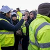 Các nhân viên tham gia cuộc đình công bên ngoài sân bay Geneva, (Thụy Sĩ, ngày 24/12/2023. (Ảnh: AFP/TTXVN)