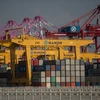 Container hàng hóa được xếp tại cảng Hanjin Incheon ở Seoul, Hàn Quốc. (Ảnh: AFP/TTXVN)