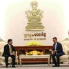 Phó Thủ tướng, Bộ trưởng Bộ Nội vụ Campuchia Sar Sokha (phải) tiếp Đại sứ Việt Nam tại Vương quốc Campuchia Nguyễn Huy Tăng. (Ảnh: Huỳnh Thảo/TTXVN)