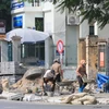 Công nhân xây dựng đang gấp rút hoàn thành vỉa hè trên phố Nguyễn Văn Huyên, quận Cầu Giấy sáng 26/11. (Ảnh: Hoàng Hiếu/TTXVN)