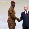Tổng thống Nga Vladimir Putin và lãnh đạo chính quyền quân sự Burkina Faso, Đại úy Ibrahim Traore, trong buổi lễ chào mừng tại Hội nghị Thượng đỉnh Nga-châu Phi lần thứ hai ở St Petersburg vào ngày 27/7/. (Ảnh của AFP/Getty Images)