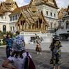 Khách du lịch tham quan thủ đô Bangkok, Thái Lan. (Ảnh: AFP/TTXVN)