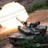 Xe tăng K1A2 của Sư đoàn bộ binh cơ giới thủ đô bắn đạn pháo tại bãi huấn luyện ở quận biên giới Cheorwon, cách Seoul 85km về phía Đông Bắc, ngày 30/8/2023. (Ảnh: Yonhap)