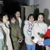 Bảy cô gái gửi lời nhắn bình an với gia đình ở Việt Nam. (Ảnh: Nguyễn Tuyến/Vietnam+)