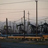 Các máy bơm tại giếng dầu South Belridge ở bang California, Mỹ. (Ảnh: AFP/TTXVN)