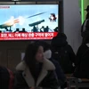 Người dân theo dõi bản tin truyền hình về cuộc diễn tập bắn đạn pháo của Triều Tiên, tại nhà ga tàu hỏa ở Seoul, Hàn Quốc, ngày 6/1/2024. (Ảnh: AFP/TTXVN)