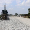 Tuyến đường ven biển Rạch Giá-Hòn Đất đoạn qua địa bàn huyện Hòn Đất (Kiên Giang) đang thi công. (Ảnh: Lê Huy Hải/TTXVN)