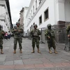 Binh sỹ Ecuador gác bên ngoài dinh Tổng thống tại Quito, sau khi Tổng thống Daniel Noboa ban bố tình trạng "xung đột vũ trang trong nước", ngày 9/1/2024. (Ảnh: THX/TTXVN)