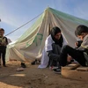Nhân viên y tế khám cho một em nhỏ tại bệnh viện dã chiến ở thành phố Rafah, miền Nam Dải Gaza, ngày 8/1/2024. (Ảnh: THX/TTXVN)