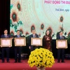 Phó Chủ tịch nước Võ Thị Ánh Xuân trao Huân chương Lao động hạng Nhất, Nhì, Ba của Chủ tịch nước các cá nhân. (Ảnh: Thế Duyệt/TTXVN)