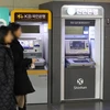 Máy rút tiền tự động của bốn ngân hàng thương mại lớn nhất đất nước, KB Kookmin, Shinhan, Hana và Woori, tại một tòa nhà ở Seoul, ngày 8/1. (ẢNh: Yonhap)