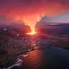 Tro bụi và dung nham phun trào từ miệng núi lửa ở Grindavik, Iceland, ngày 14/1/2024. (Ảnh: AFP/TTXVN)