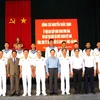 Phó Chủ tịch Quốc hội Nguyễn Khắc Định (giữa) và đoàn công tác chụp ảnh lưu niệm với cán bộ, chiến sỹ Lữ đoàn 146. (Ảnh: TTXVN phát)